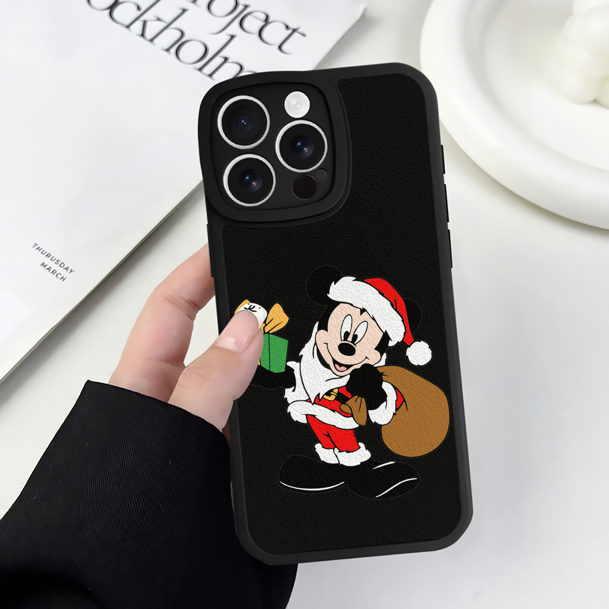 （画像用） ミッキーマウス Mickey Mouse 【iPhone 16シリーズ対応】シリコンスマホケース（レザー調） 材質：シリコン